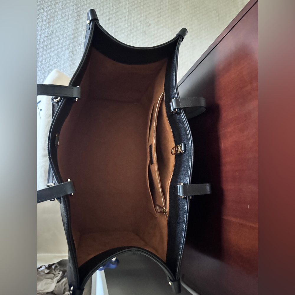 Louis Vuitton Black Onthego GM Tote Bag - Picture 10 of 16